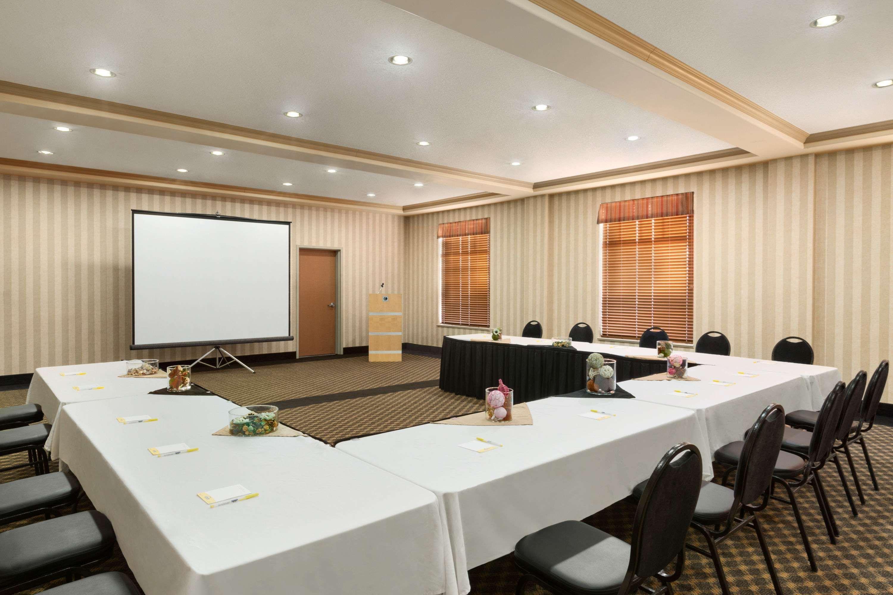 Days Inn & Suites By Wyndham Edmonton Airport Leduc Eksteriør bilde